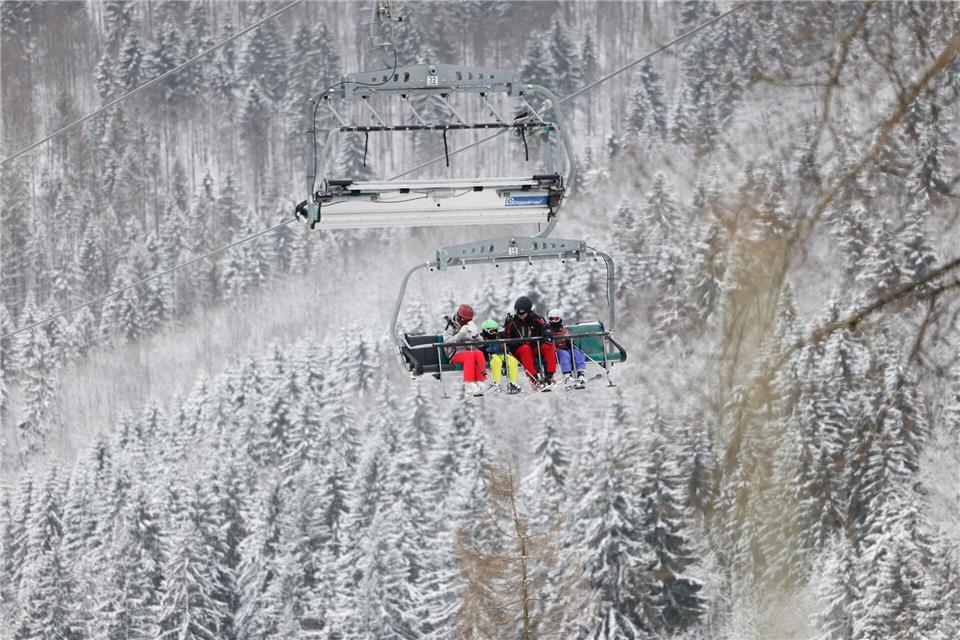 Sicherer Sitz ist das A und O: Kinder sollten beim Einstieg in den Sessellift gut platziert und mit dem Rücken an der Lehne sitzen.Thomas Banneyer/dpa/dpa-tmn