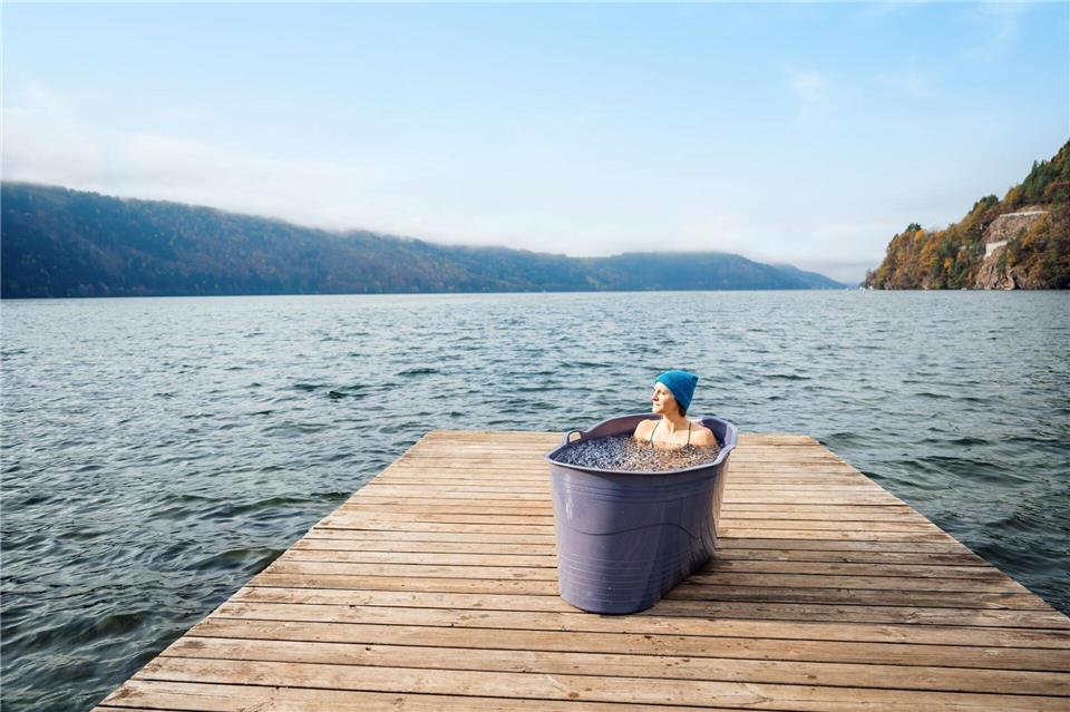 Sicherer als im See: das kalte Bad im Zuber.Michael Stabentheiner/Kärnten Werbung GmbH/dpa-tmn