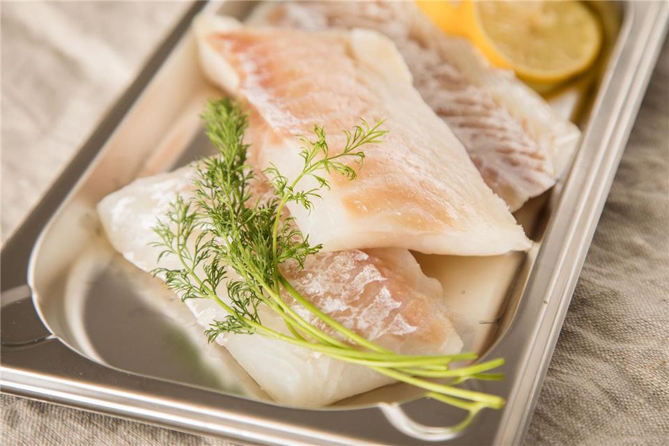 Sicherere Wahl für Schwangere: Schnellwüchsige Fischarten wie Kabeljau sind meist weniger belastet und gelten als unbedenklicher.Christin Klose/dpa-tmn