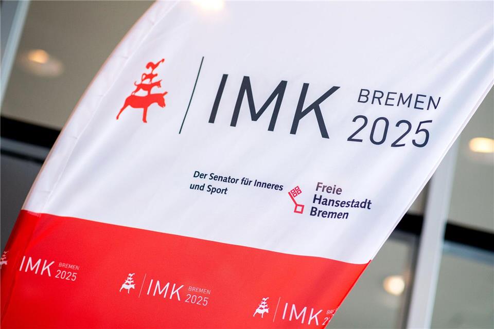 Sicherheit bei Fußballspielen ist eines von vielen Themen der Innenministerkonferenz in Bremen. (Archivbild)Hauke-Christian Dittrich/dpa