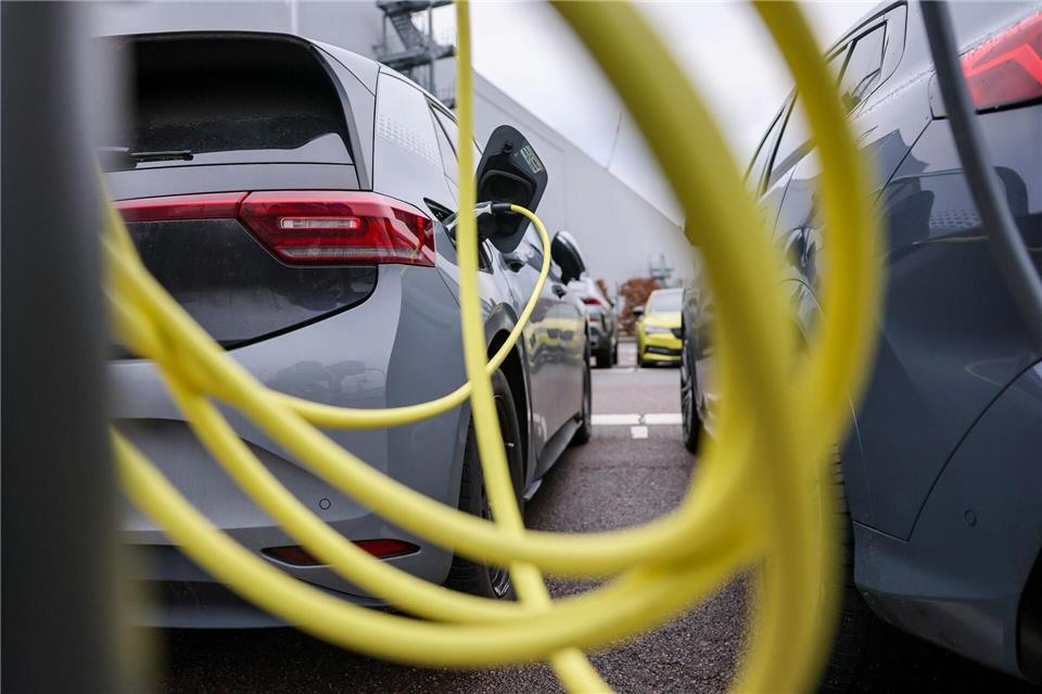 Sicherheit hat ihren Preis: Zertifizierte Ladekabel von Markenherstellern bieten deutlich höhere Sicherheit als No-Name-Produkte aus Fernost.Jan Woitas/dpa