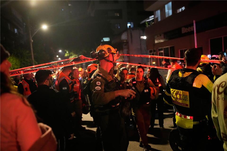 Sicherheits- und Rettungskräfte eilen zu der Einschlagstelle.Ohad Zwigenberg/AP/dpa