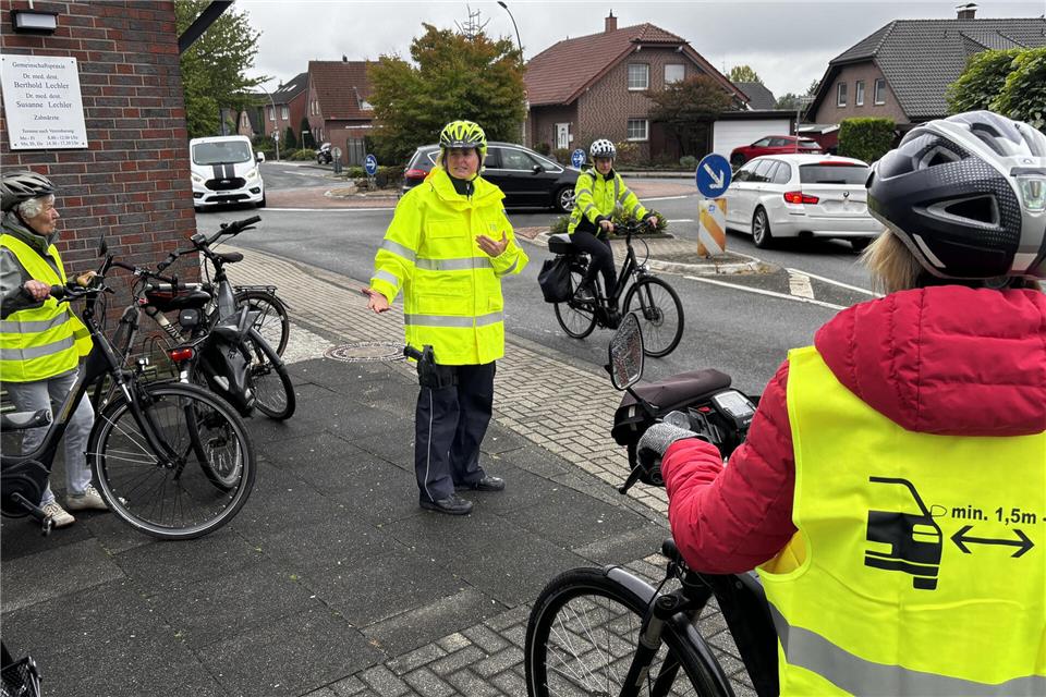 Polizei: Im Kreisverkehr sollen sich Radfahrer „breit machen“ Sicherheitsberaterin Julia Nöthling (auf dem Fahrrad) hat gerade demonstriert, wie man den Kreisverkehr am Surkstamm am besten durchfährt, während Polizeihauptkommissarin Iris Röckinghausen (Mitte) Tipps und Tricks gibt.