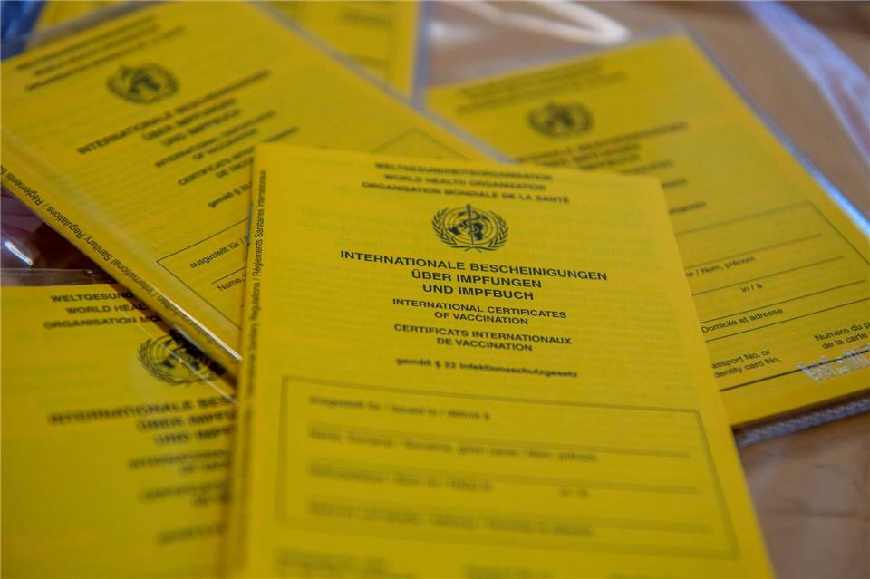 Sicherheitshalber mal den Impfausweis checken: Alles so, wie es sein soll?Stefan Puchner/dpa