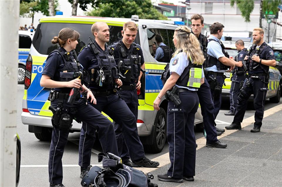Sicherheitshalber war die Polizei mit starken Kräften zur Theodor-Heuss-Realschule in Solingen ausgerückt. Roberto Pfeil/dpa