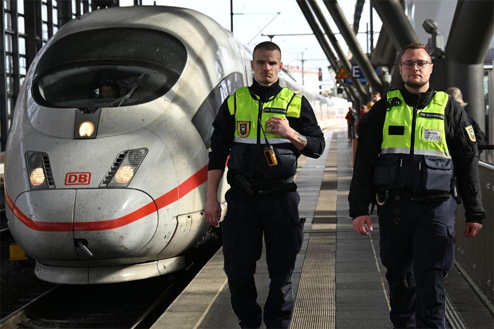 Sicherheitskräfte der DB kontrollieren das Alkoholverbot an den konzerneigenen Bahnhöfen.Martin Schutt/dpa