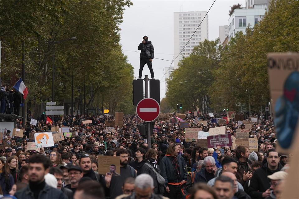 Sicherheitskräfte hoffen, dass die Demonstrationen der „Generation Z“ in Deutschland  friedlicher ablaufen als in Paris. (Archivbild)Thibault Camus/AP/dpa