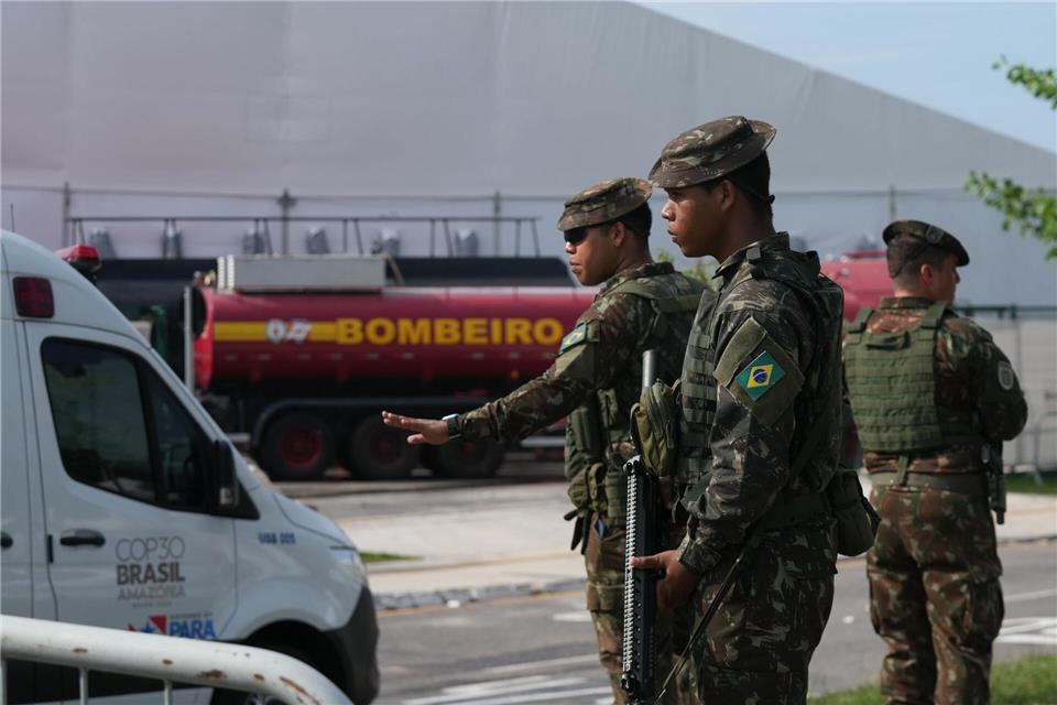 Sicherheitskräfte leiten Fahrzeuge nach einem Brand auf dem Gelände der Weltklimakonferenz.Fernando Llano/AP/dpa