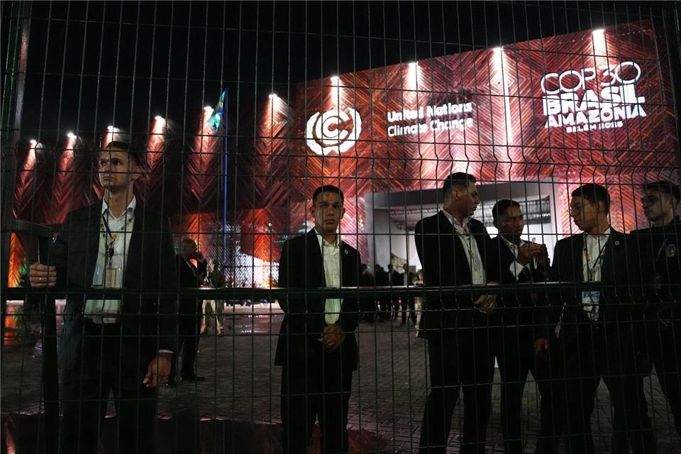 Sicherheitskräfte riegelten den Veranstaltungsort des UN-Klimagipfels COP30 nach dem Zwischenfall zunächst ab.Joshua A. Bickel/AP/dpa