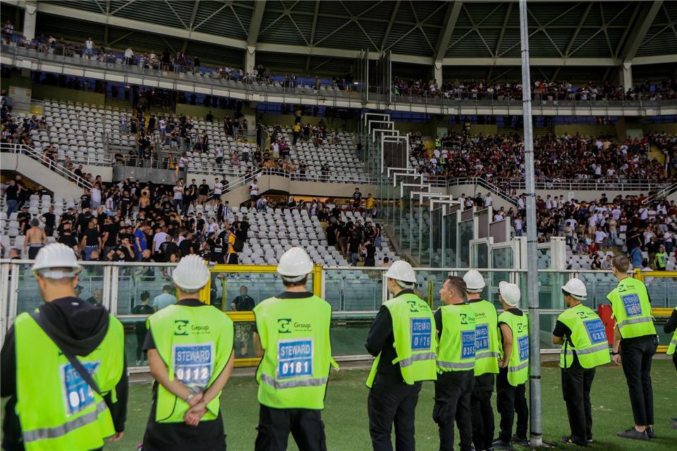 Sicherheitskräfte sind beim Turiner Derby im Einsatz.Tano Pecoraro/LaPresse via ZUMA Press/dpa
