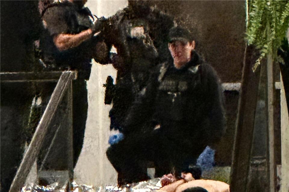 Sicherheitskräfte umringten eine am Boden liegende Person.Alex Brandon/AP/dpa