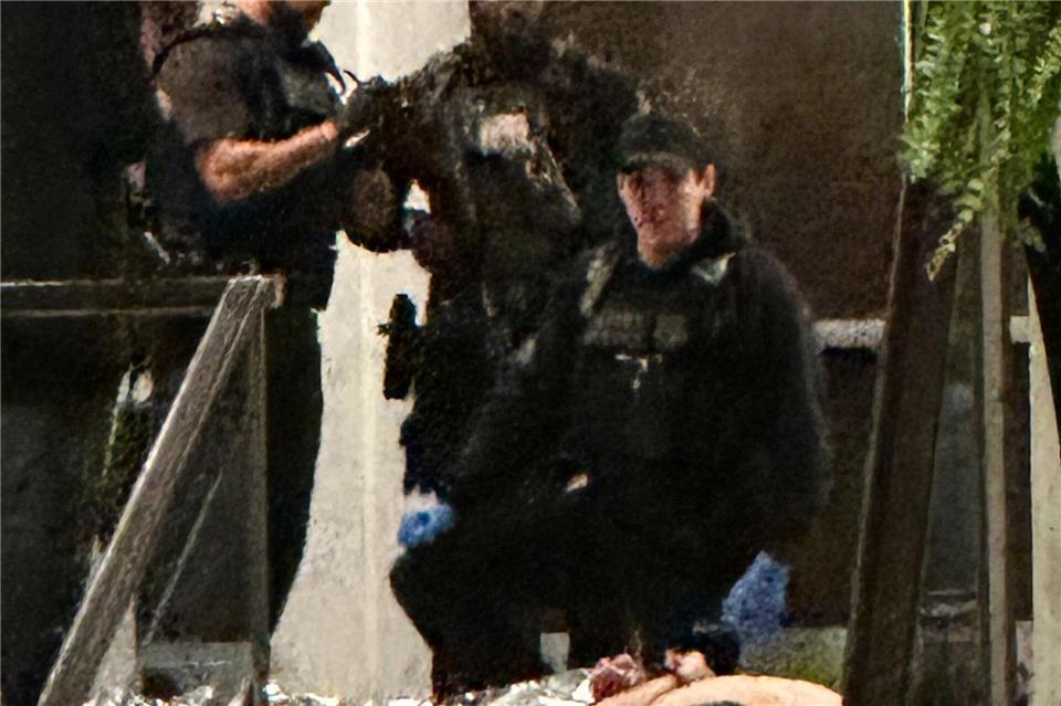 Sicherheitskräfte umringten eine am Boden liegende Person.Alex Brandon/AP/dpa