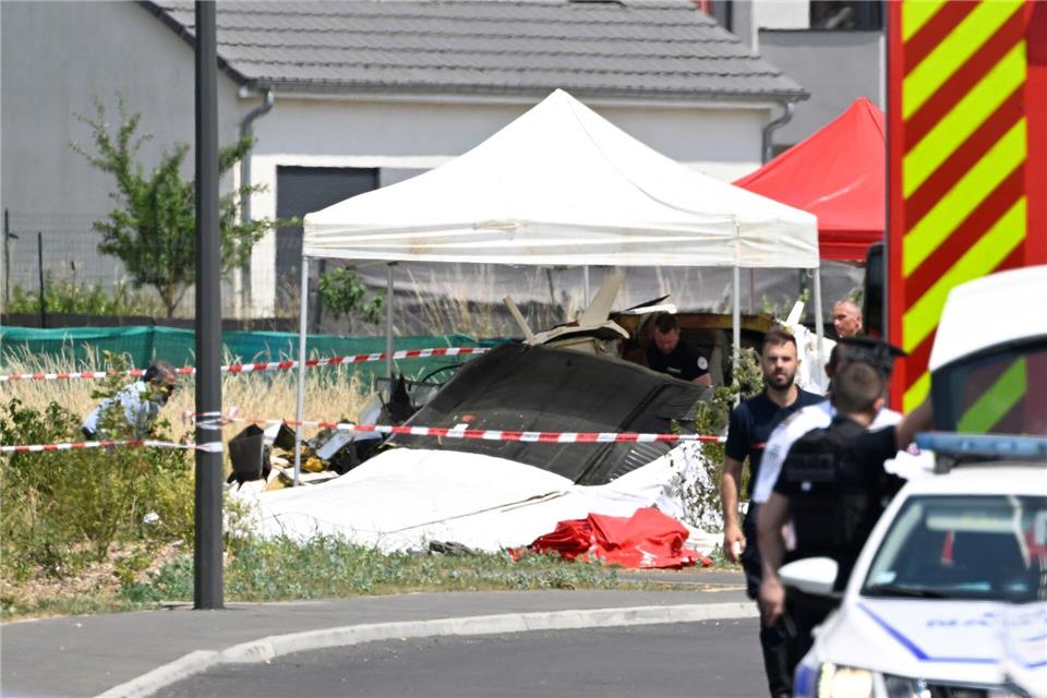 Sicherheitskräfte untersuchen das Wrack eines zivilen Flugzeugs.Jean-Christophe Verhaegen/AFP/dpa