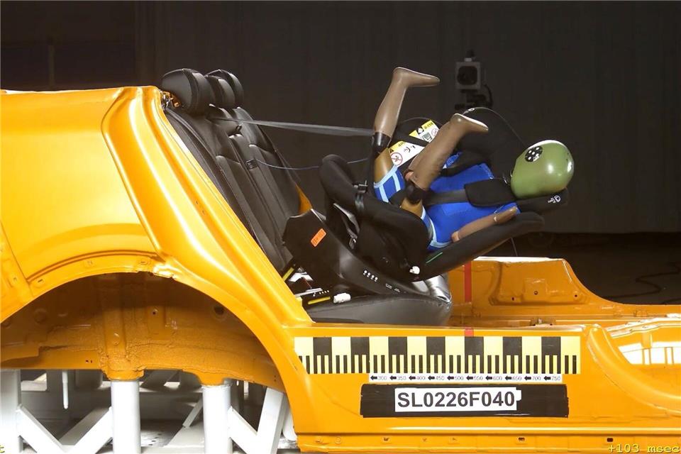 Sicherheitsrisiko im Crashtest: Acht Kindersitze zeigten gravierende Mängel und versagten im Frontalaufprall.Stiftung Warentest/dpa-tmn