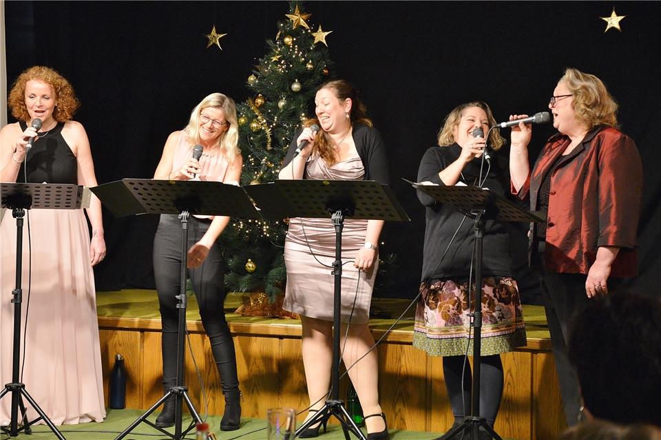 Sichtbar gut gelaunt traten die Favorite Voices auf die Bühne im Saal Brömmel-Wilms.