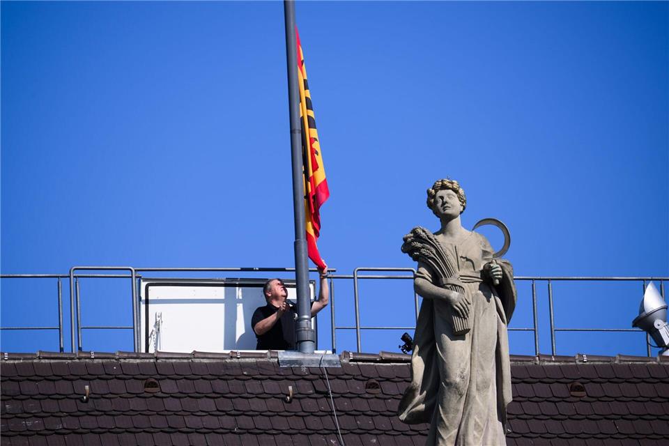 Sichtbares Zeichen für den Auszug: Am Schloss Bellevue wird die Standarte eingeholt.Bernd von Jutrczenka/dpa