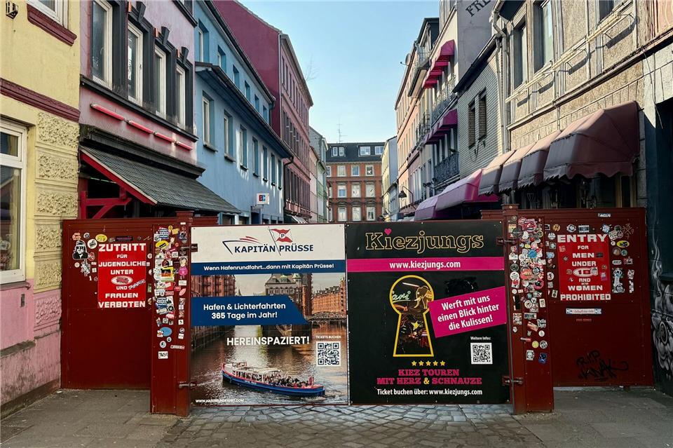 Sichtblenden stehen am Zugang zur Herbertstraße - dahinter bieten Sexarbeiterinnen ihre Dienste an.Wolfgang Stelljes/dpa-tmn