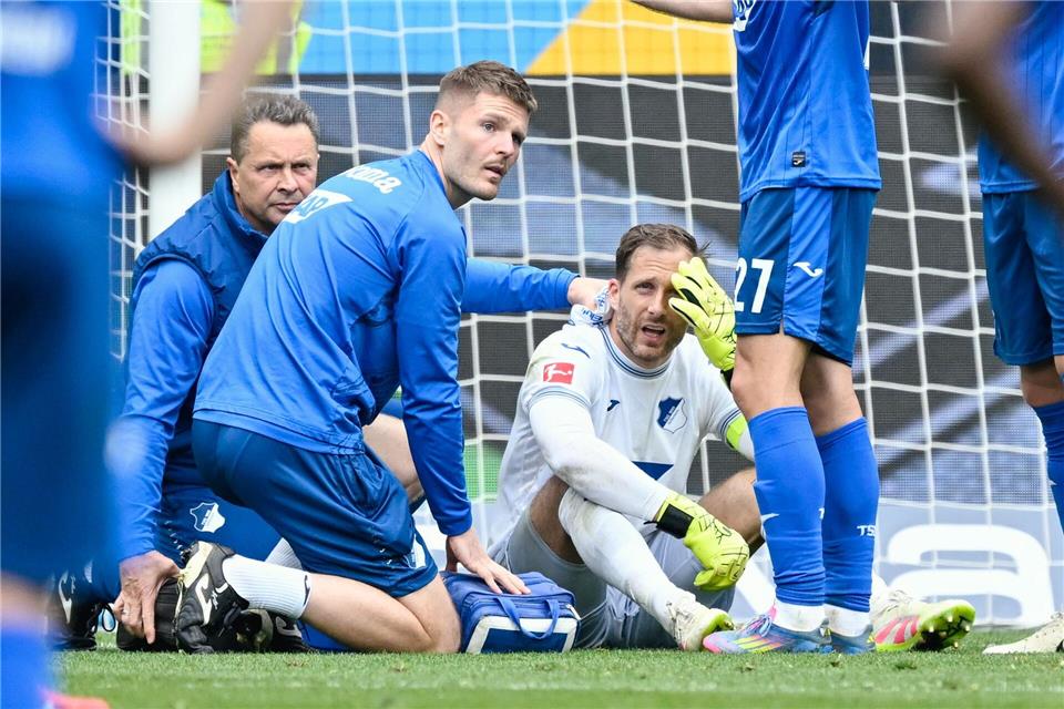 Sichtlich angeschlagen beim Gegentor: Hoffenheims Torwart Oliver Baumann Uwe Anspach/dpa