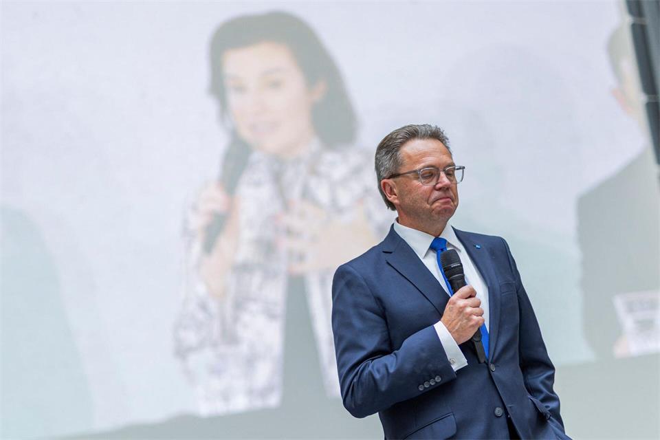 Sichtlich geknickt: Volker Epping, Präsident der Leibniz Universität Hannover, steht nach der Entscheidung der Exzellenzkommission vor einer digitalen Dorothee Bär (CSU).Michael Matthey/dpa