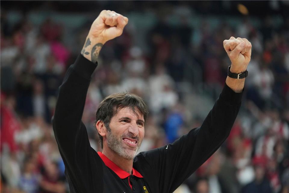 Sichtlich geschwächt bejubelt Basketball-Bundestrainer Alex Mumbrú den EM-Titel. (Archivfoto)Sergei Grits/AP/dpa