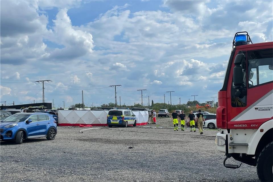 Zwei Männer stürzen mit Ultraleichtflugzeug ab Sichtschutzwände am Ort, an dem ein Kleinflugzeug abgestürzt ist.