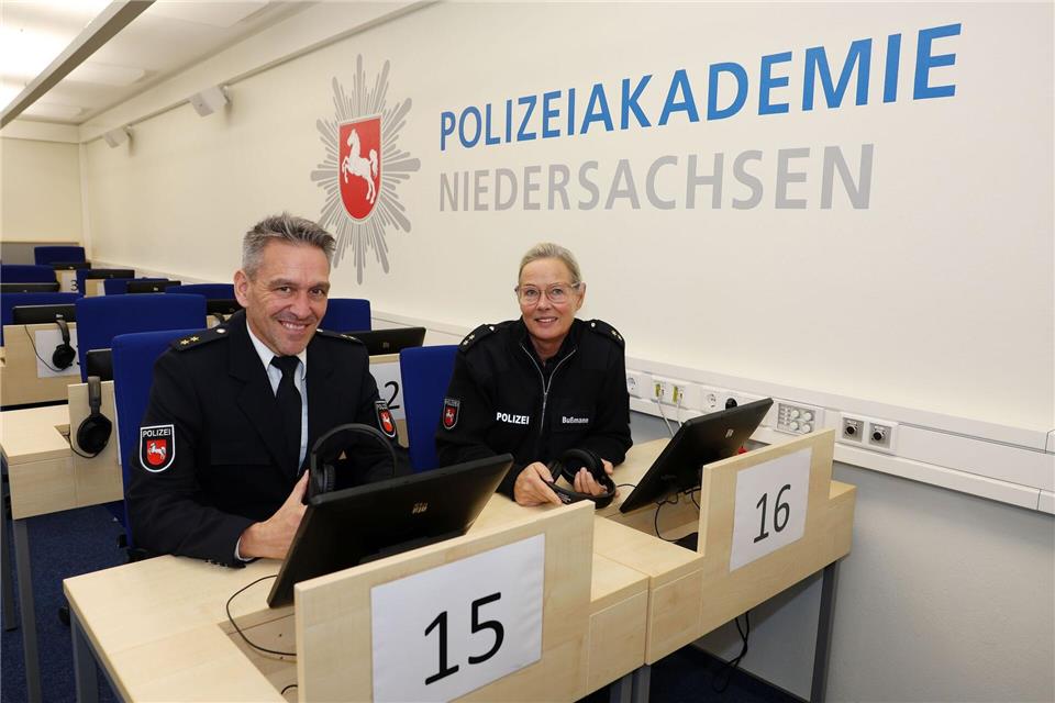 Sie arbeiten mit an der Zukunft der Polizei: Matthias Schwarze und Anja Bußmann von der Polizeiakademie im Computertest-Raum.Stefan Rampfel/dpa