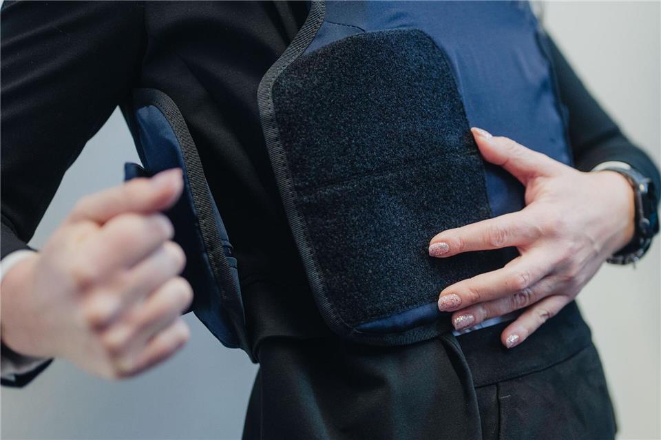 Sie bekommen Schutzwesten und Schutzhandschuhe, wenn sie das wünschen. (Symbobild)Marius Becker/dpa