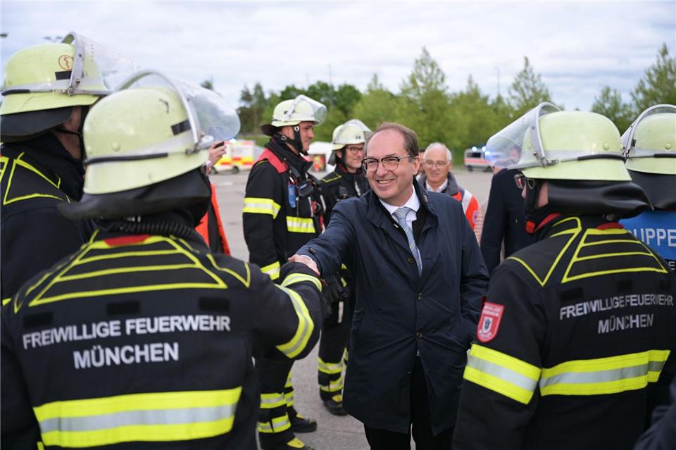 Sie bekommen für die Übung frei: Rettungskräfte der Freiwilligen Feuerwehr werden von Innenminister Dobrindt begrüßt.Malin Wunderlich/dpa