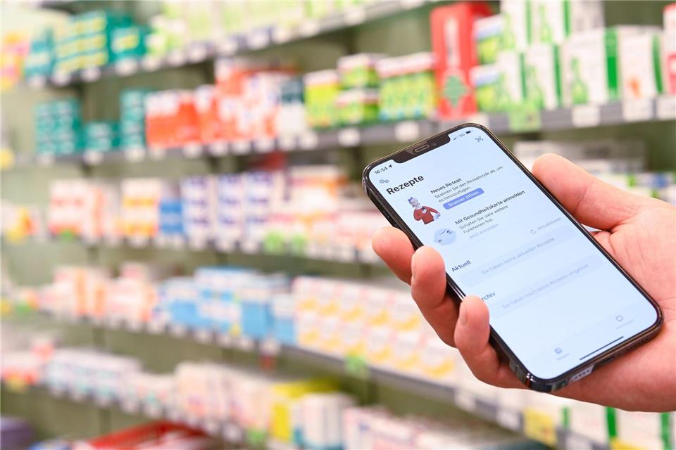 Sie brauchen ein Medikament und die Krankenkasse trägt die Kosten dafür? Dann haben Sie Anspruch darauf, dass der Arzt oder die Ärztin Ihnen das entsprechende Rezept ausstellt. picture alliance/dpa