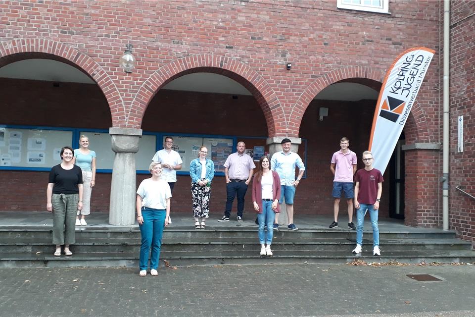 Sie diskutierten miteinander (von links): Britta Spahlholz (Kolpingjugend Münster), Pauline Haick (Kolpingjugend Borken), Johanna Hollstegge (Kolpingjugend Borken), Nico Nikolov (CDU), Mara Lohmann (Die Grünen), Niklas Büning (Die Linke), Theresa Weddeling (UWG), Marvin Buchecker (SPD), Henry Gottlob (Kolpingjugend Borken), Max Krax (Kolpingjugend Borken).