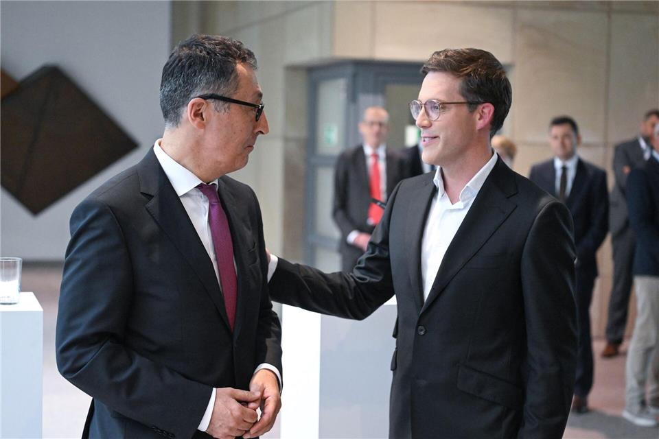 Sie dürften sich als Ministerpräsident und Stellvertreter am Kabinettstisch wiedertreffen: Cem Özdemir (Grüne) und Manuel Hagel (CDU).Bernd Weißbrod/dpa