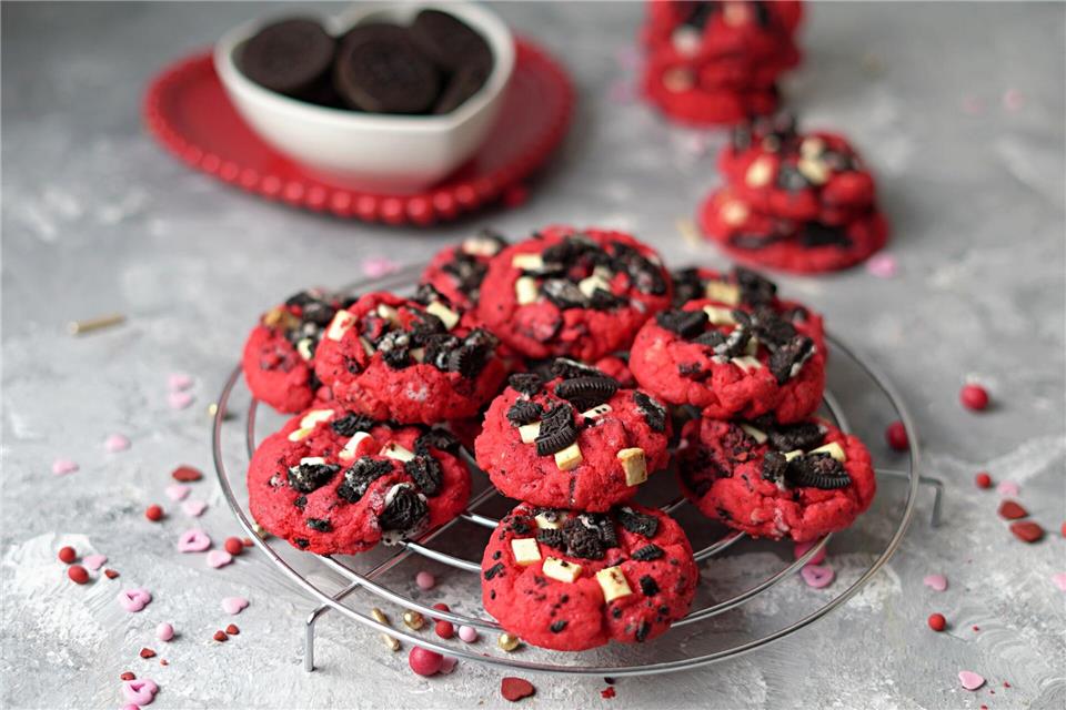 Sie erinnern in der Tat an roten Samt: Die Red Velvet Cookies hat Food-Bloggerin Mareike Pucka mit Herzchen und Knusperstückchen getoppt.Mareike Pucka/biskuitwerkstatt.de/dpa-tmn