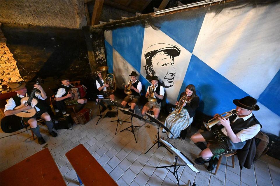 Sie feierten die Fertigstellung des vom Erzbischof in Auftrag gegebenen Baumes mit zünftiger Musik.Felix Hörhager/dpa