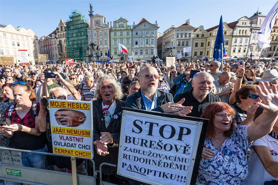 Sie folgten einem Aufruf der Bewegung „Eine Million Augenblicke für Demokratie“.Kamaryt Michal/CTK/dpa