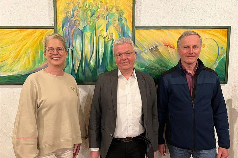 Sie freuen sich auf die Zusammenarbeit in Oldenburg: Mareike Rozijn, Vorsitzende des Pfarreirats, Pfarrer Johannes Arntz und Dr. Christoph Erpenbeck, Mitglied im Kirchenausschuss (v. l.).