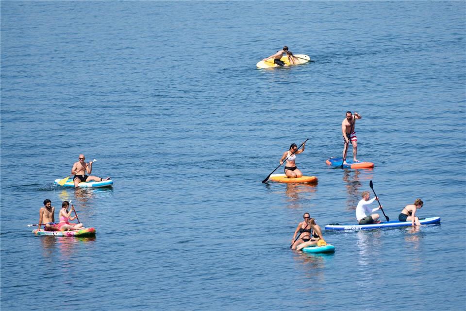 Sie frieren wohl kaum: Stand-up-Paddler in der Sommerhitze auf der Mosel. Thomas Frey/dpa