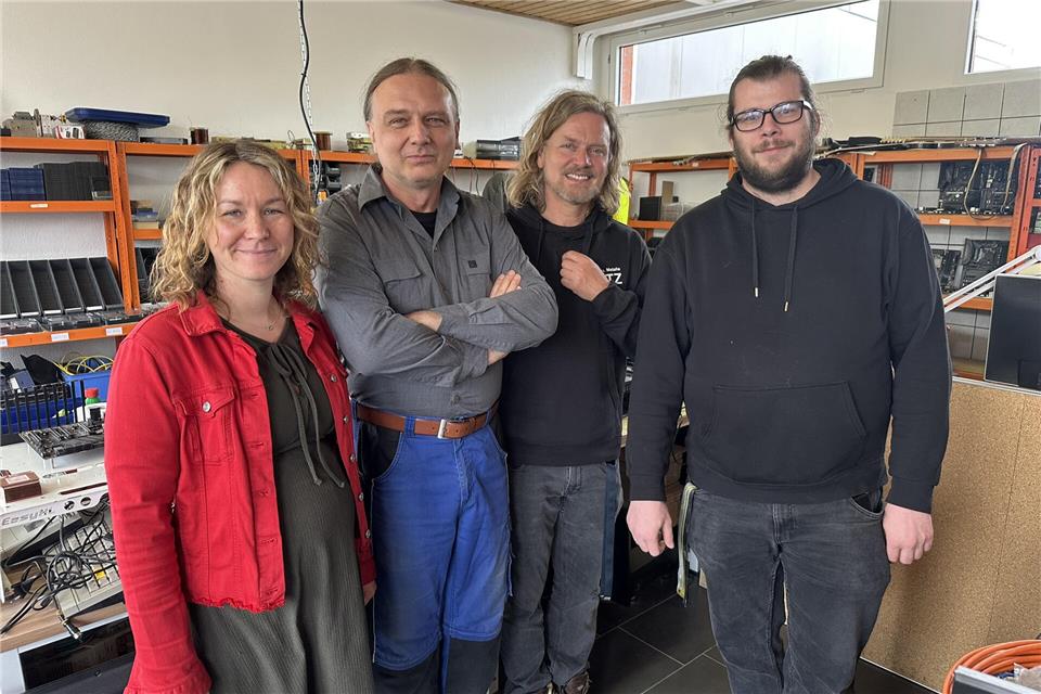 Sie gehören zur inklusiven „ReUsing-Abteilung“ bei der Firma Dutz (v. l.): Sarah Dutz, Peter von Domarus, Klaus Passerschröer und Patrick Kamps.