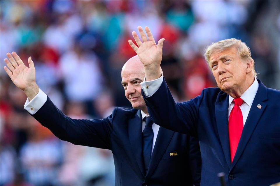 Sie gelten als beste Freunde. Nun gibt Trump Infantino Rückendeckung. (Archivbild)Tom Weller/dpa