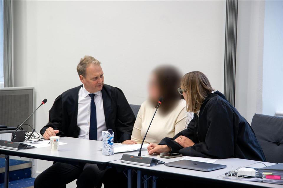 Sie habe keinen Grund gehabt, das Kind zu schütteln, erklärte die 33 Jahre alte Angeklagte über ihre Verteidiger.Pia Bayer/dpa