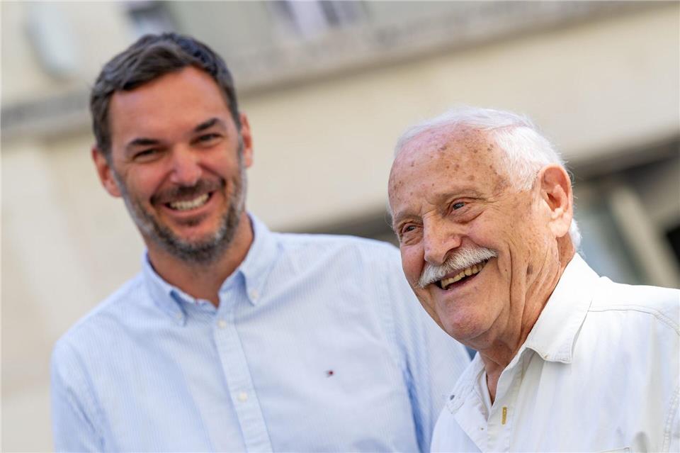 Sie haben gut lachen: Rentner Bruno Schmaus hat dem Münchner Kommissariat eine Festnahme beschert.Lennart Preiss/dpa