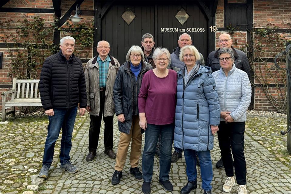 Sie haben im Museum neben weiteren Ehrenamtlichen die Aufsicht (hintere Reihe v. l.): Hans Brune, Richard Sühling, Franz-Josef Speikamp, Manfred Epping und Hubert Nattefort; vordere Reihe v. l.: Margret Sühling, Maria Großwendt, Wilma Temminghoff und Ruth Beering..