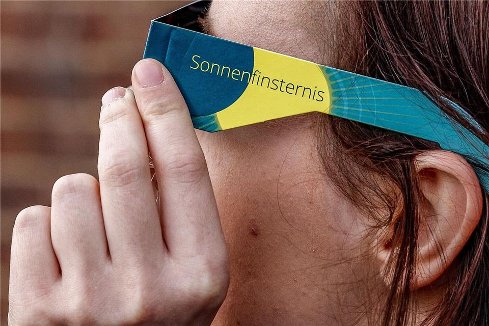 Sie haben noch eine Sonnenschutzbrille in der Schublade? Die sollte man nur wiederverwenden, wenn sie nicht beschädigt ist. picture alliance/dpa