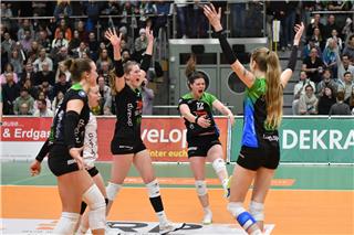 Sie haben’s endlich geschafft: Am Mittwochabend gelang den Skurios Volleys gegen Schwarz-Weiß Erfurt der erste Saisonsieg gegen einen arrivierten Bundesligisten. Mittendrin Kapitänin Fabienne Coenders (2. von rechts), die anschließend zum ersten Mal Erstliga-Gold erhielt.