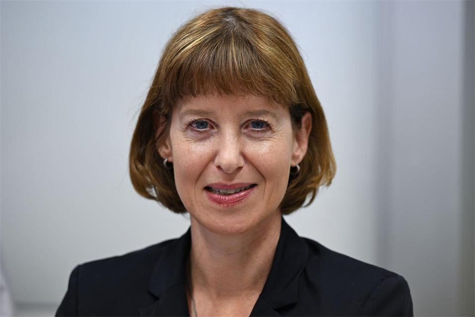 Sie hat unter den hessischen Ministerinnen und Ministern als einzige einen Dienstwagen mit reinem Elektroantrieb: Heike Hofmann. (Archivfoto) Arne Dedert/dpa