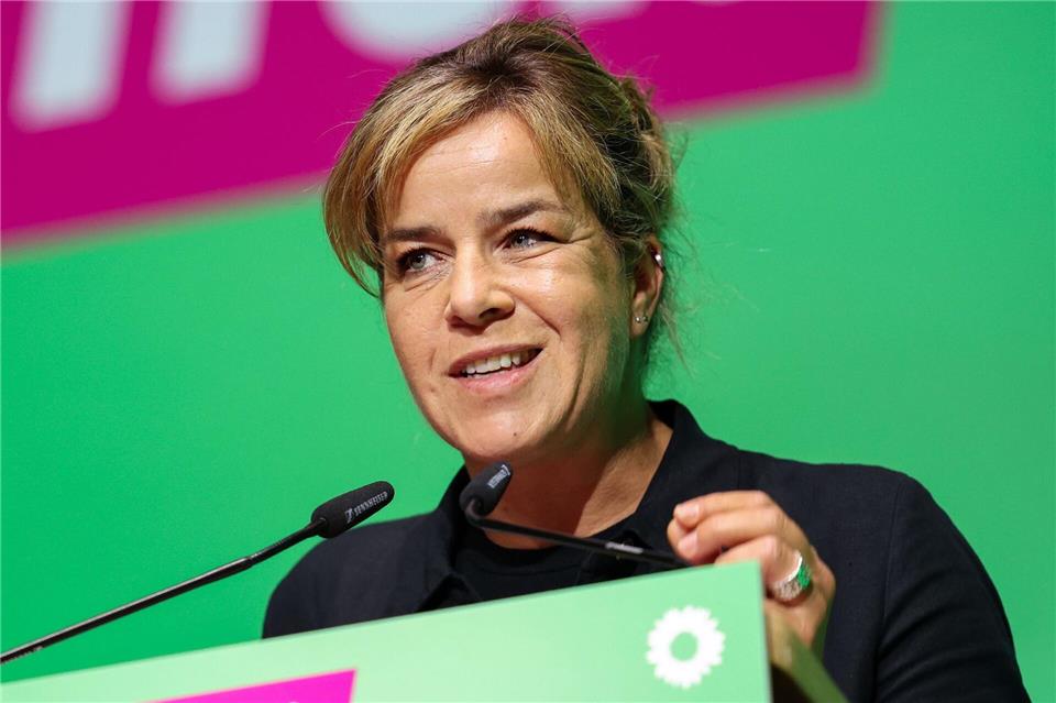 Sie ist die unumstrittene Führungsfigur der nordrhein-westfälischen Grünen: die stellvertretende Ministerpräsidentin Mona Neubaur.Christoph Reichwein/dpa