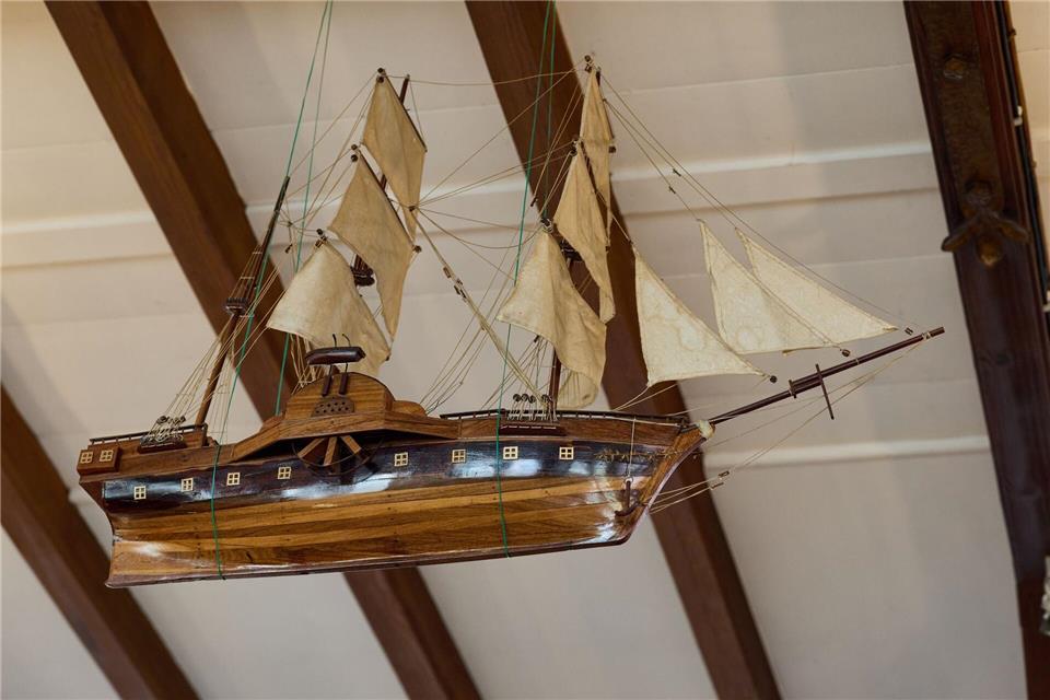 Sie ist für Jedermann offen. Etwa die Hälfte der Gäste kommt wohl nur einmal im Leben in die schwimmende Kirche im Hafen, sagt Diakon Möller.Georg Wendt/dpa