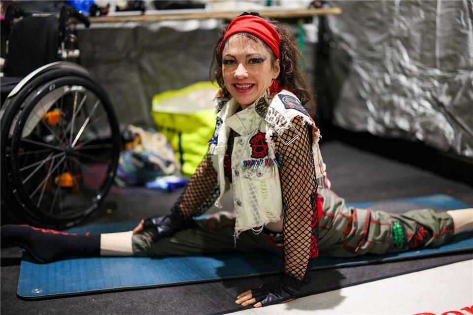 Sie ist vom Bauchnabel abwärts gelähmt, dann wagte sie einen Handstand, der alles veränderte.Christoph Reichwein/dpa