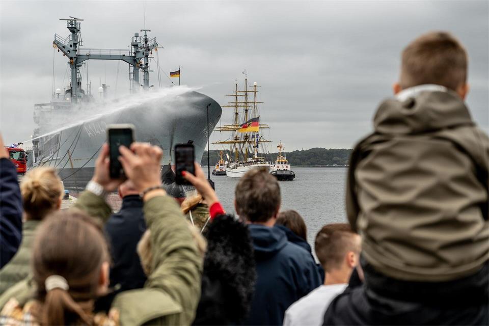 Sie ist wieder da: Die „Gorch Fock“ hat nach ihrer langen Reise wieder Kiel erreicht. Axel Heimken/Kieler Nachrichten/dpa