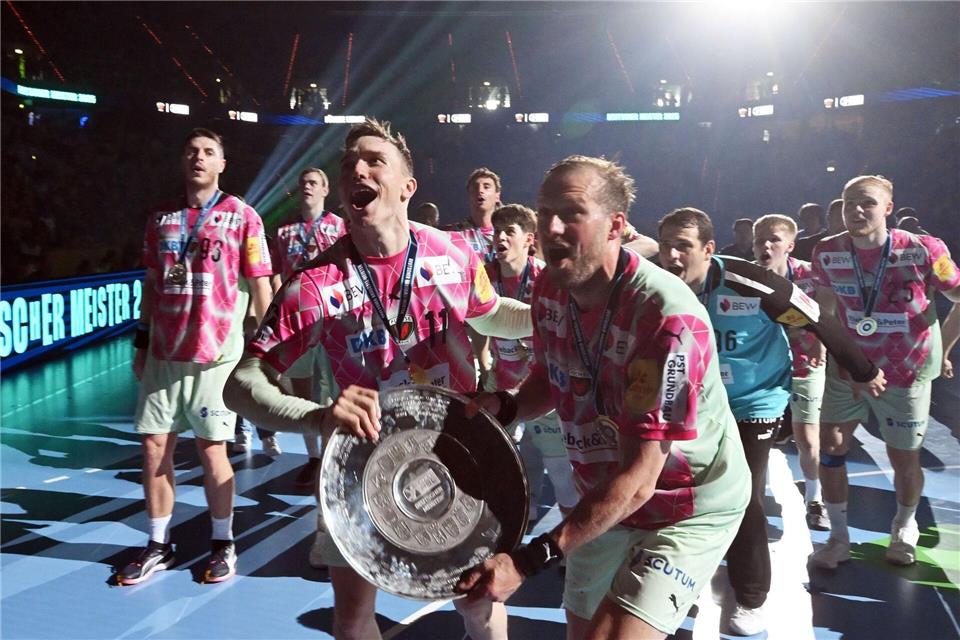 Sie ist wieder da: Die Meisterschale der Handball-Bundesliga. (Archivbild)Uli Deck/dpa