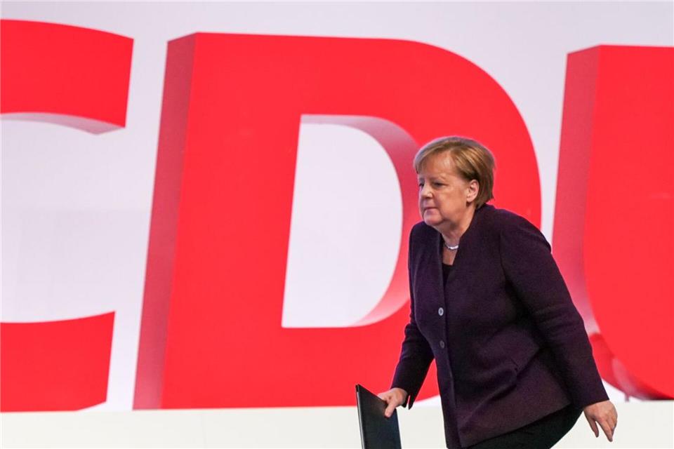 Sie kehrt nach langer Abwesenheit zurück. Angela Merkel wird in der ersten Reihe sitzen, wenn Merz redet.Kay Nietfeld/dpa